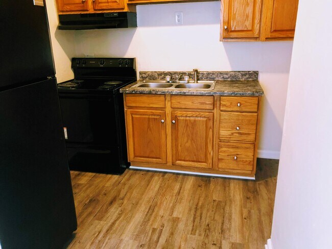 Building Photo - 1608 Eastern Ave NE