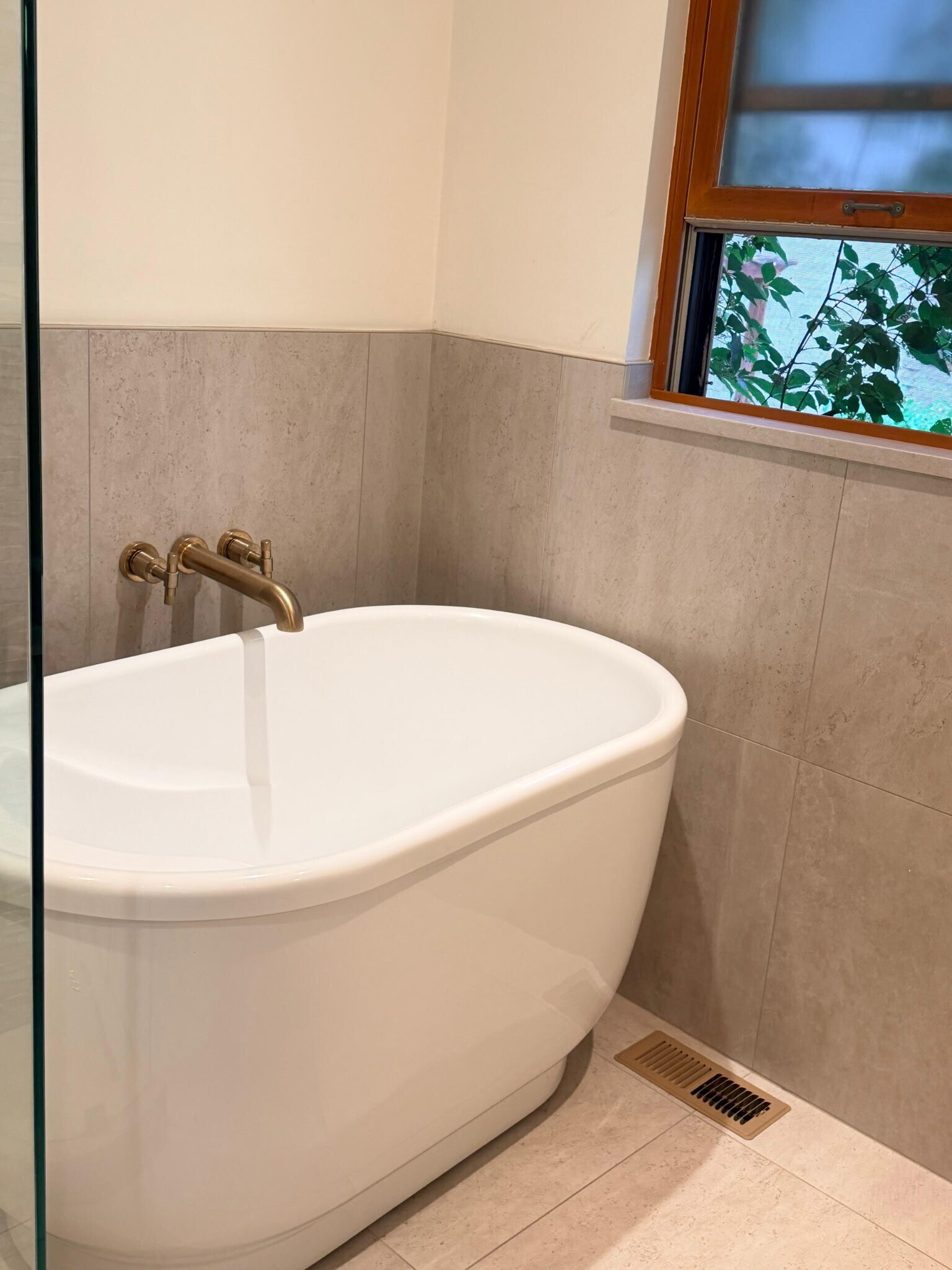 Soaking tub fit for a Queen or King! - 1235 S University Blvd