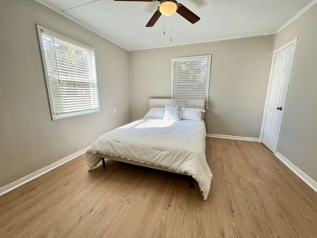 Building Photo - Renovated 2 Bedroom Jacksonville Heights D...