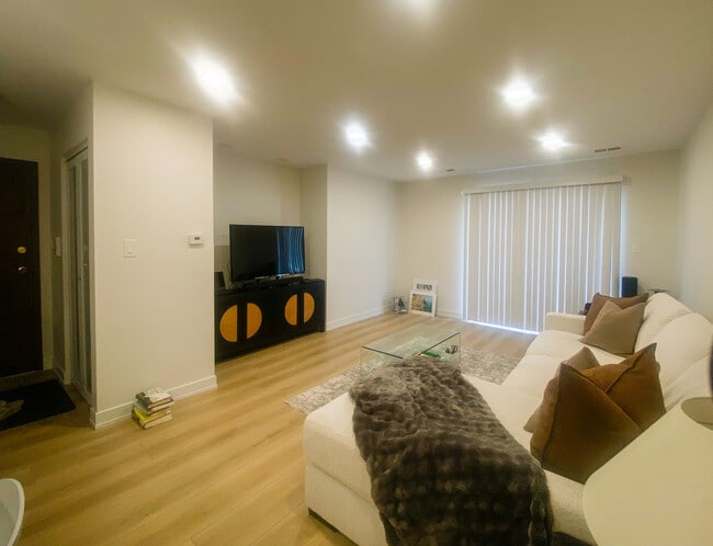 Building Photo - 715 W Central Rd