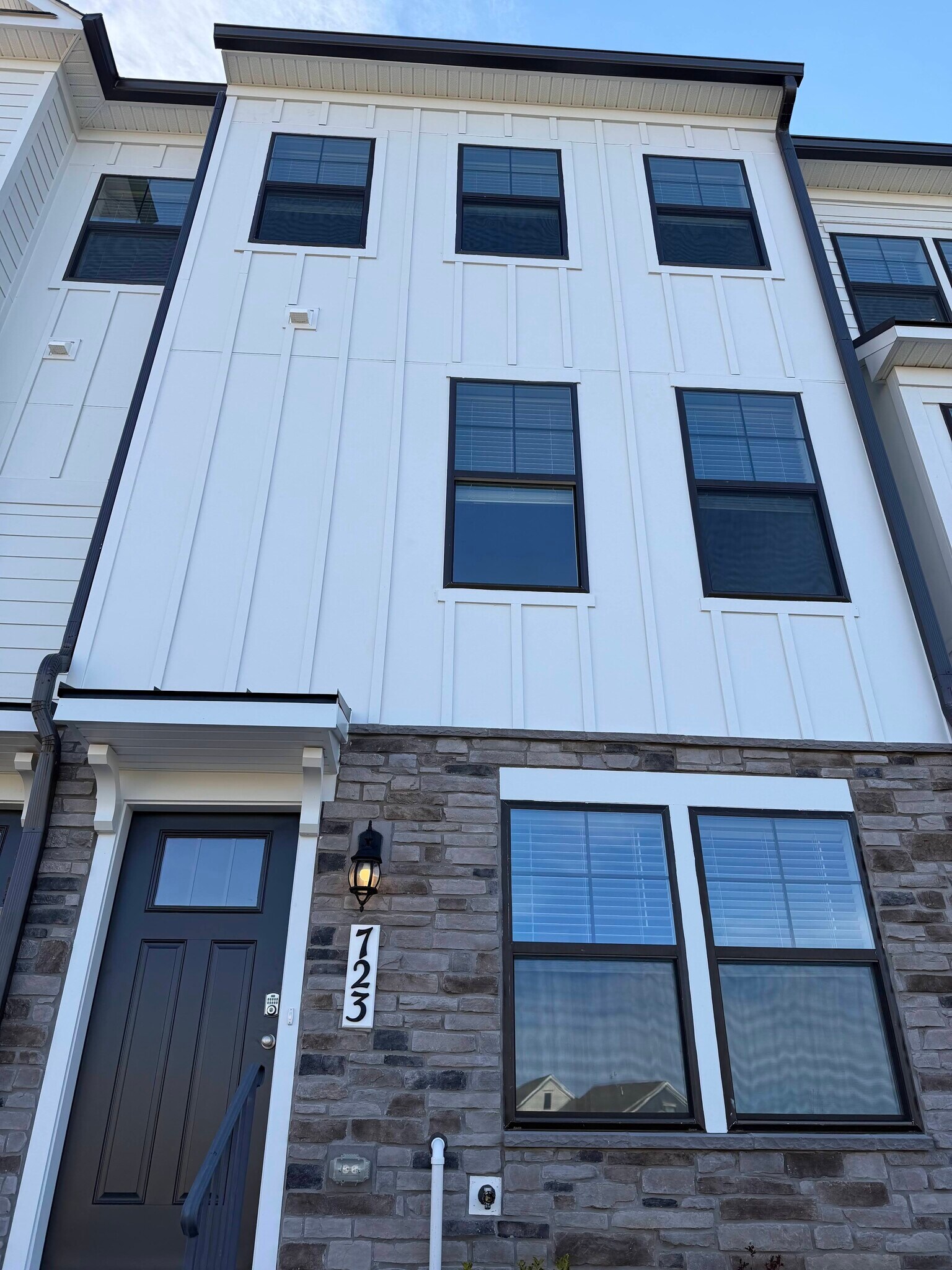 Building Photo - 723 Courier Ln