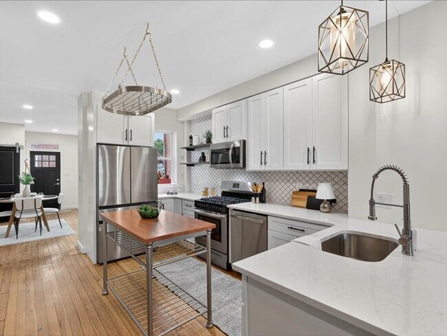 Building Photo - Gorgeous 4 Bedroom 2.5 Bathroom Available ...