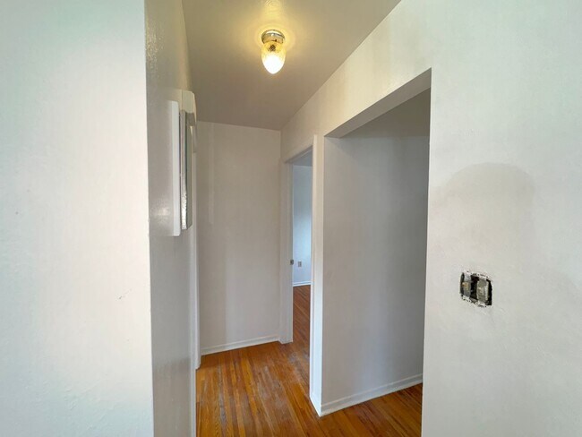 Building Photo - BENTON