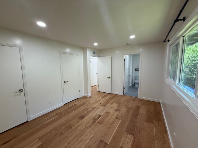 Building Photo - LEAFWOOD CIRCLE