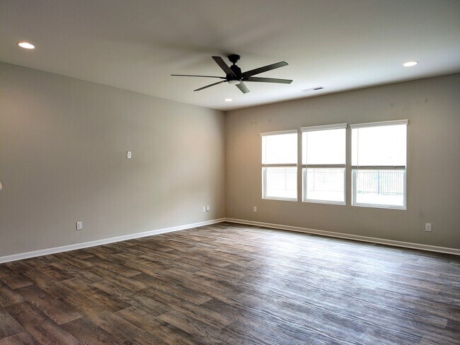 Building Photo - Beautiful home located in the Upper Riverpointe Community in Charlotte !