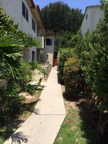 Building Photo - 13847 Burbank Blvd