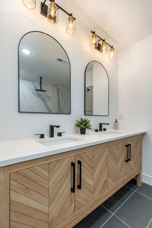 Building Photo - 609 S Orianna St