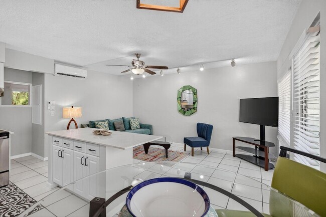 Building Photo - 2624 NE 30th Pl