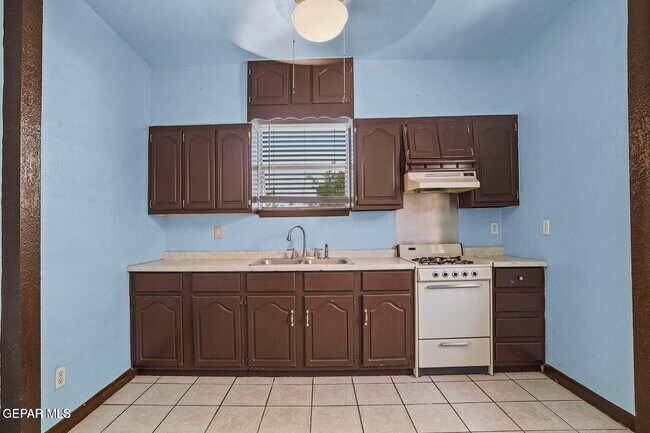 Building Photo - 323 Singh St