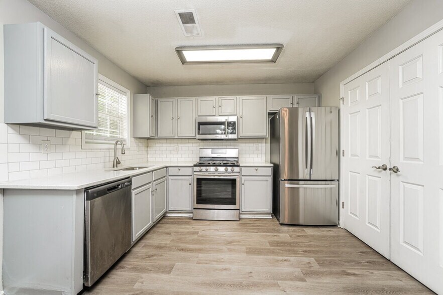 Building Photo - 2404 Rambling Way