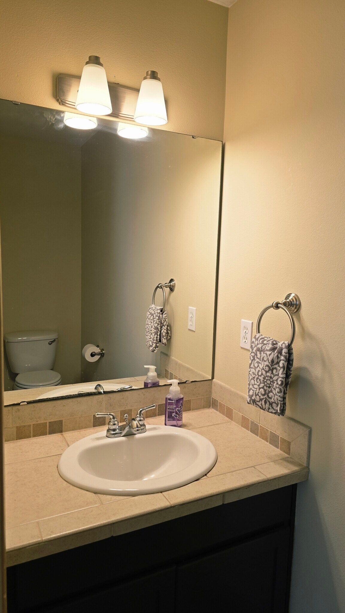 Powder room - Main floor - 1509 147th Pl SW