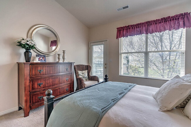 Building Photo - Fully Furnished Home. All utilities includ...