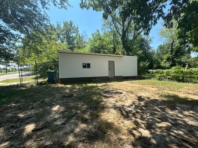 Building Photo - Recently renovated 4 bed/1 bath!