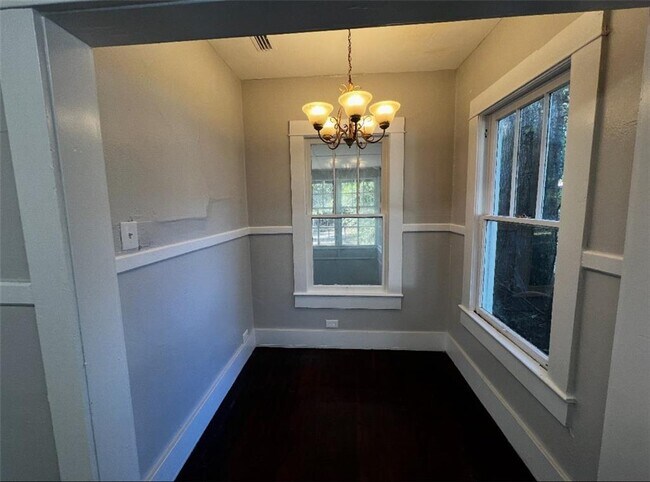 Building Photo - 113 N Carlen St