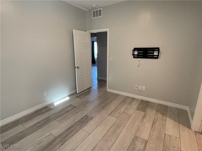 Building Photo - 600 Carriage Hill Dr