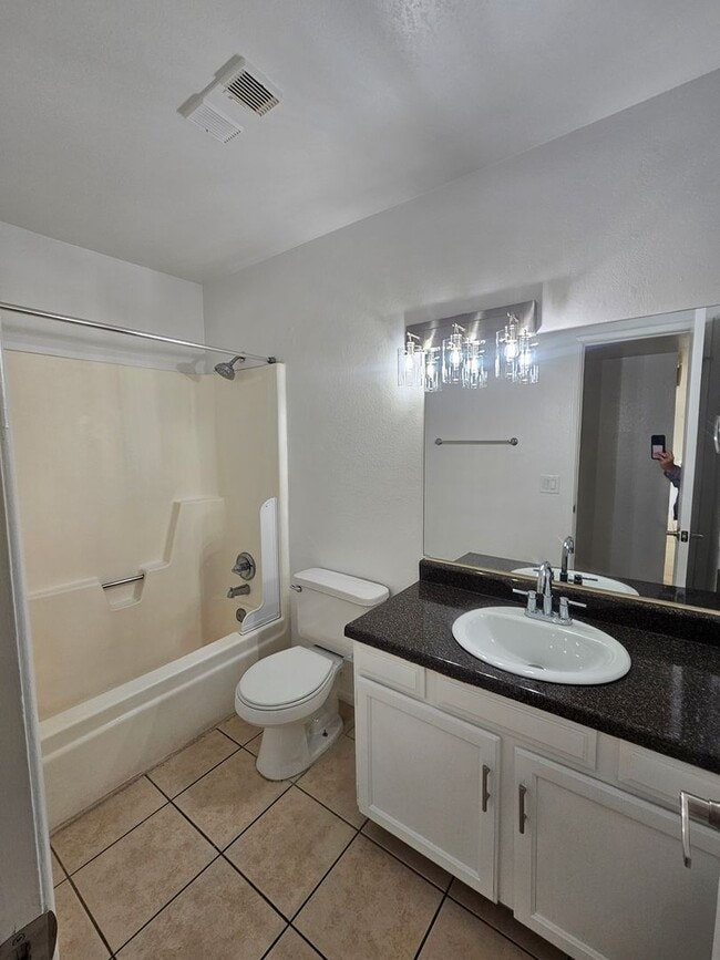 Building Photo - $500 Off First Month! 2 Bed 2 Bath Condo Near Dobson & University with In-Unit W/D