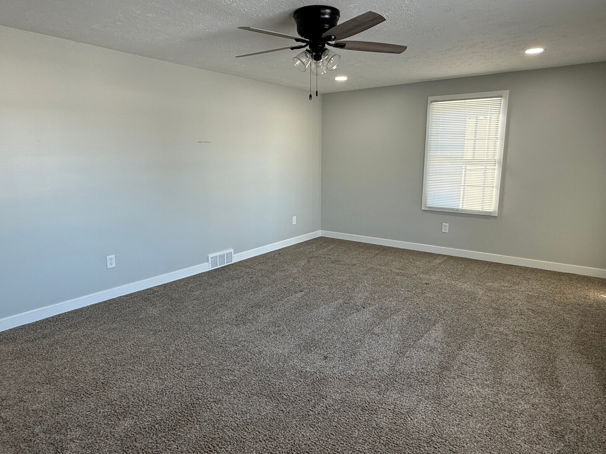 Building Photo - 740 Ridge Rd