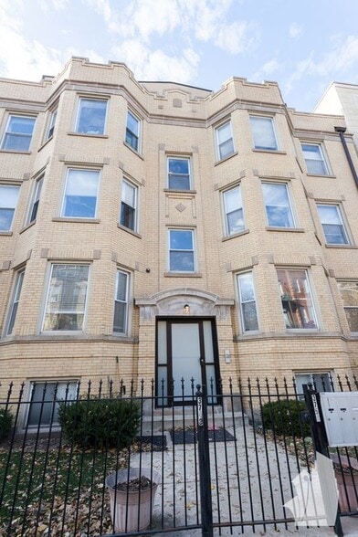 Building Photo - 3750 N Wilton Ave