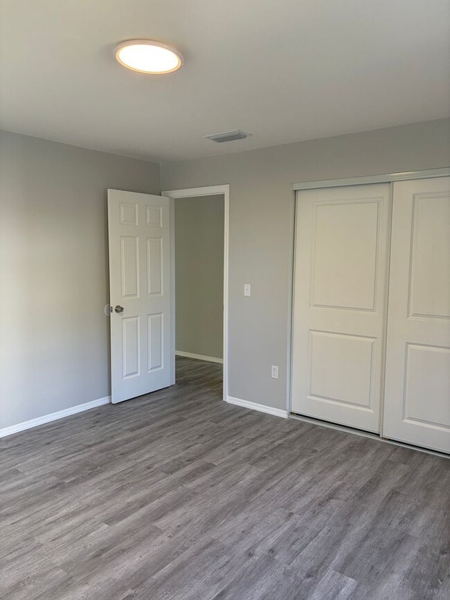 Building Photo - Newly Renovated 2 Bedroom Duplex in Maitland Available Now! Modern Finishes!