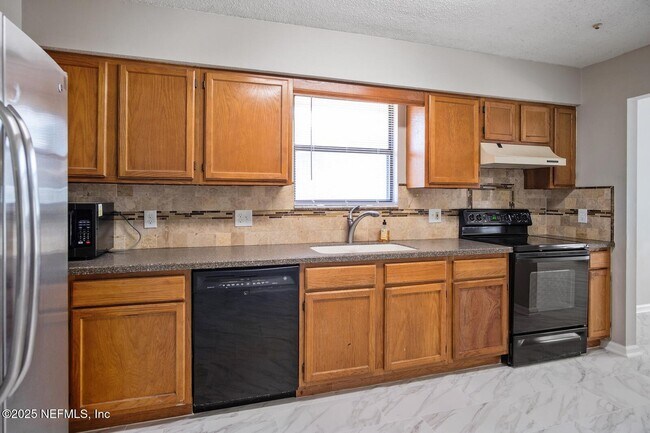 Building Photo - 7650 Cranberry Ln S