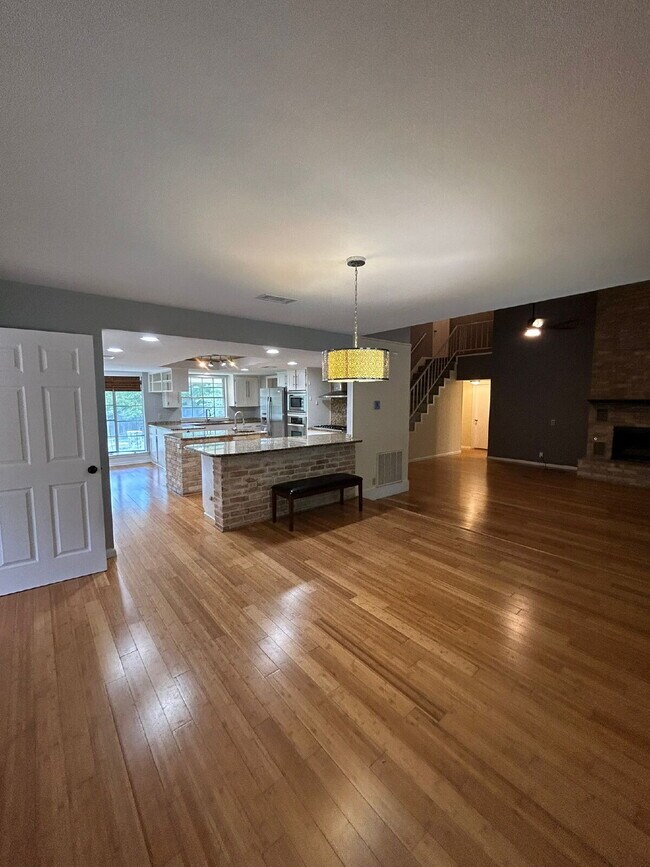 Building Photo - Spacious 5-Bedroom Home Steps from Walnut ...