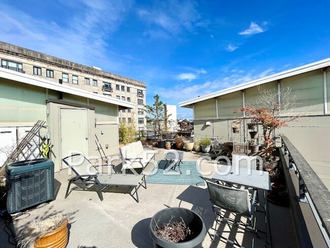 Building Photo - Downtown Tacoma Townhome!