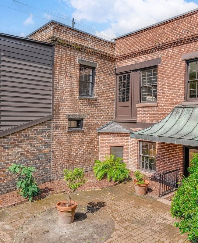 Building Photo - Renovated 2 Bedroom Carriage house off Lafayette Square