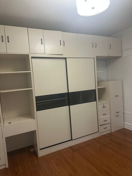 1st Bedroom with Gorgeous Shelf - 157 E 40th St
