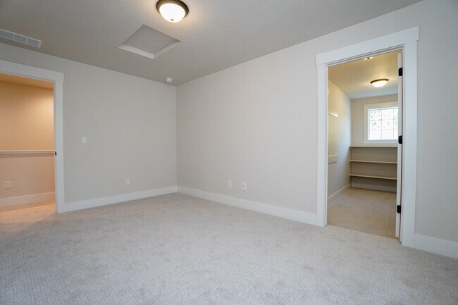 Building Photo - 150 N Edgewood Ln