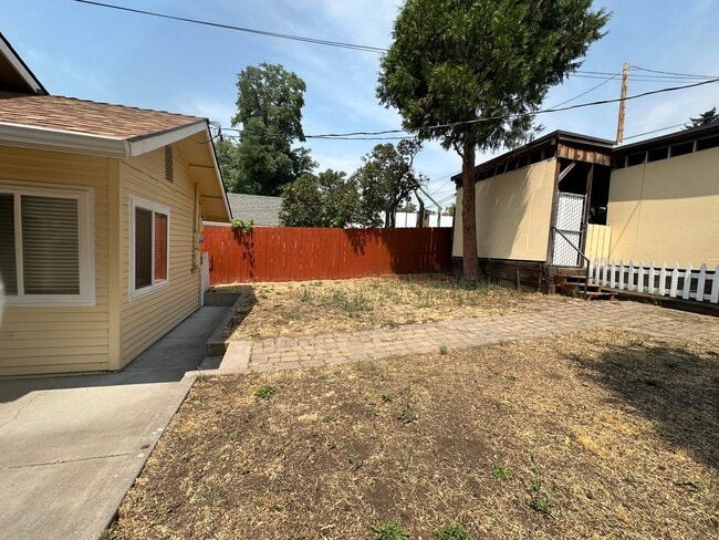 Building Photo - 919 N Eldorado Ave