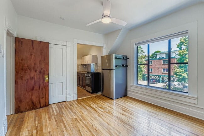 Primary Photo - Charming Upper-Level 2 bed 1 bath Unit in ...