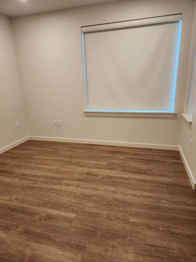 Building Photo - Golf View 2 Bedroom, 2 Bath Flat