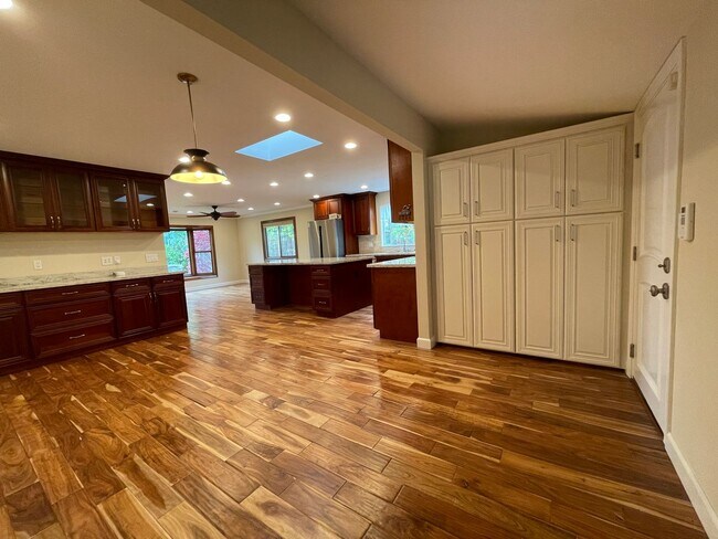 Building Photo - SUNNYVALE - Sunnyvale Updated 4-Bed, 2-Bat...