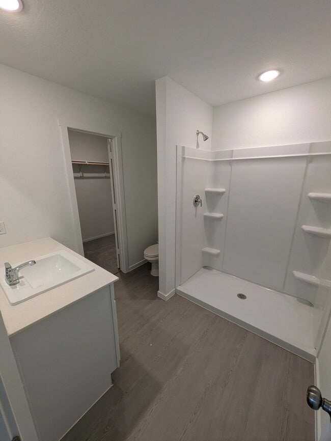 Building Photo - 19008 Encanto Aly