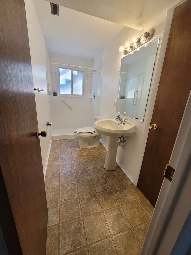 Building Photo - Gorgeous 4 Bedroom Home for Rent on Buckho...