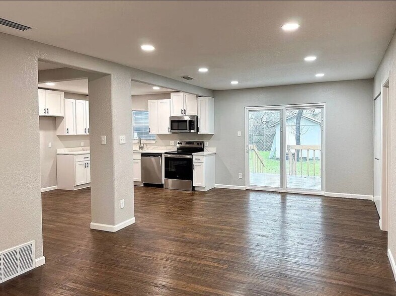 Building Photo - 211 Wanda Dr