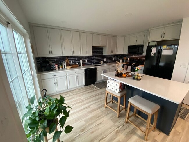 Building Photo - Beautiful 3 bed 2.5 bath Townhome