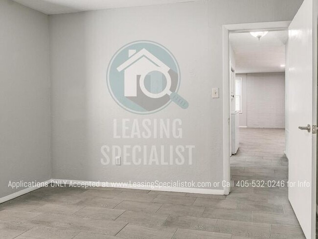 Building Photo - Adorable Custom 2 Bed Bungalow House Available to Prelease for August 2026!