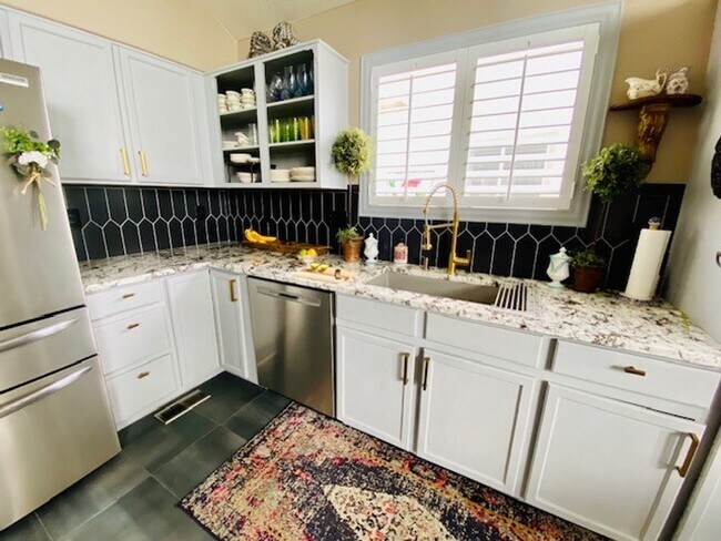 Building Photo - Move in Special- Beautiful Furnished 3 Bedroom/2.5 Bathroom Single Family Home with Flexible Leas...