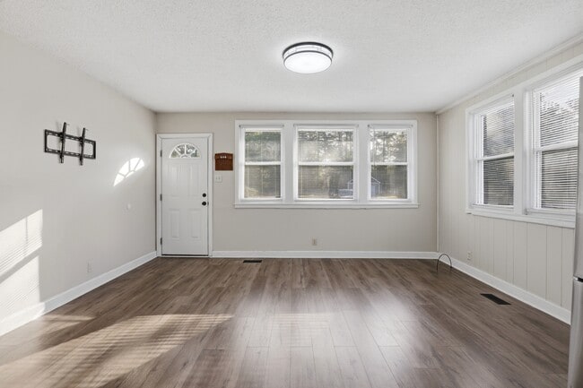 Building Photo - 611 Forest Knolls Rd