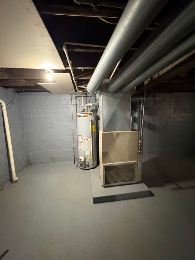 Building Photo - Charming 4-bedroom, 1-bathroom home located in the vibrant city of Cleveland