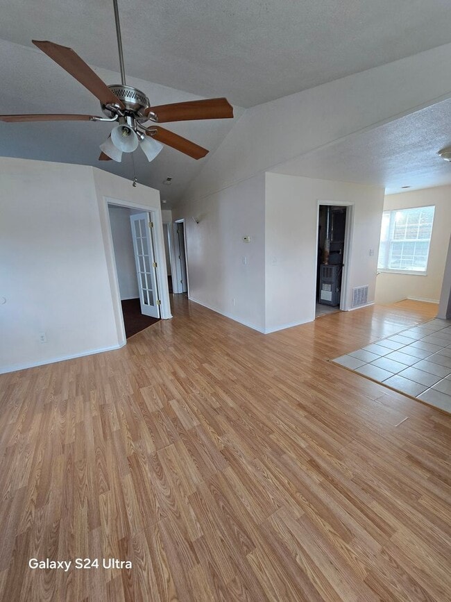 Building Photo - 2bd/1Ba Duplex.