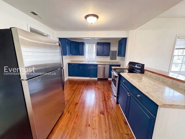 Building Photo - 506 Alpha St S