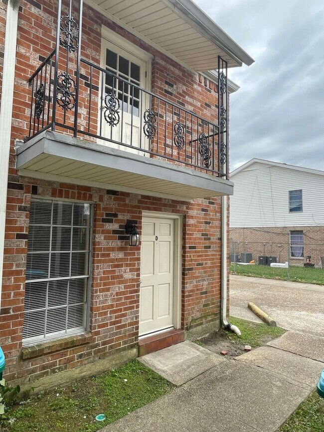 Building Photo - Great Complex in Kenner, 2BD/1.5BA with Off Street Parking