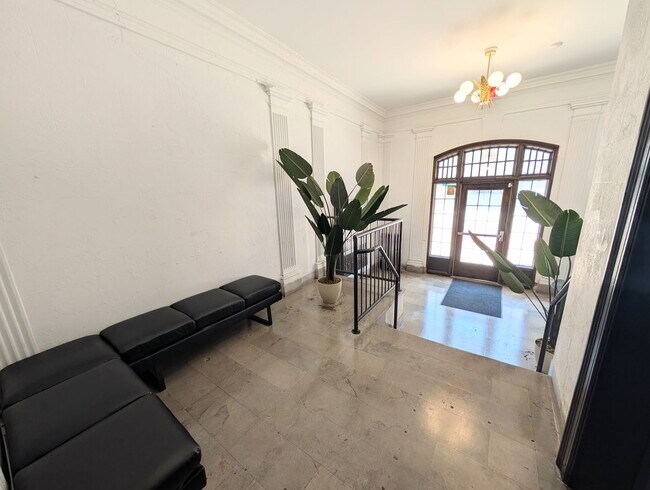 Building Photo - Stunning One Bedroom and Studio Apartments in the Heart of Detroit