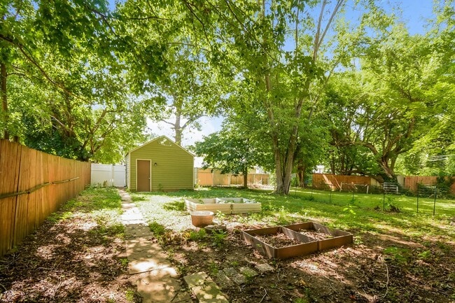 Building Photo - Charming Bungalow in South Broadripple