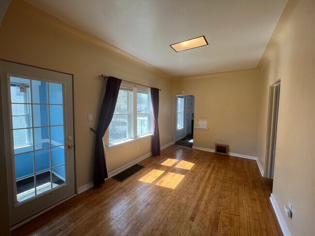 Building Photo - AVAILABLE JUNE - Perfect 2 Bed 1 Bath In Hillside Neighborhood