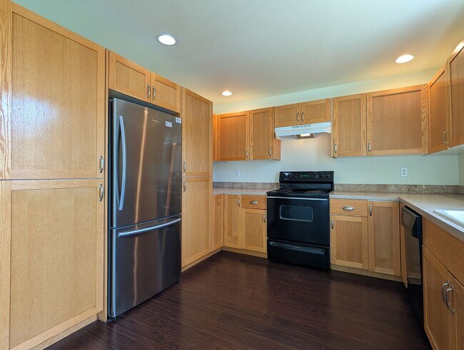 Building Photo - Great 2bed/1bath Duplex with large yard!