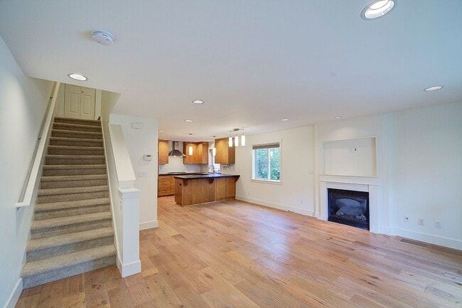 Building Photo - 2Bd/1.5Ba Seattle Townhouse