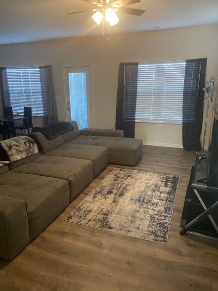 Building Photo - 157 Leo St